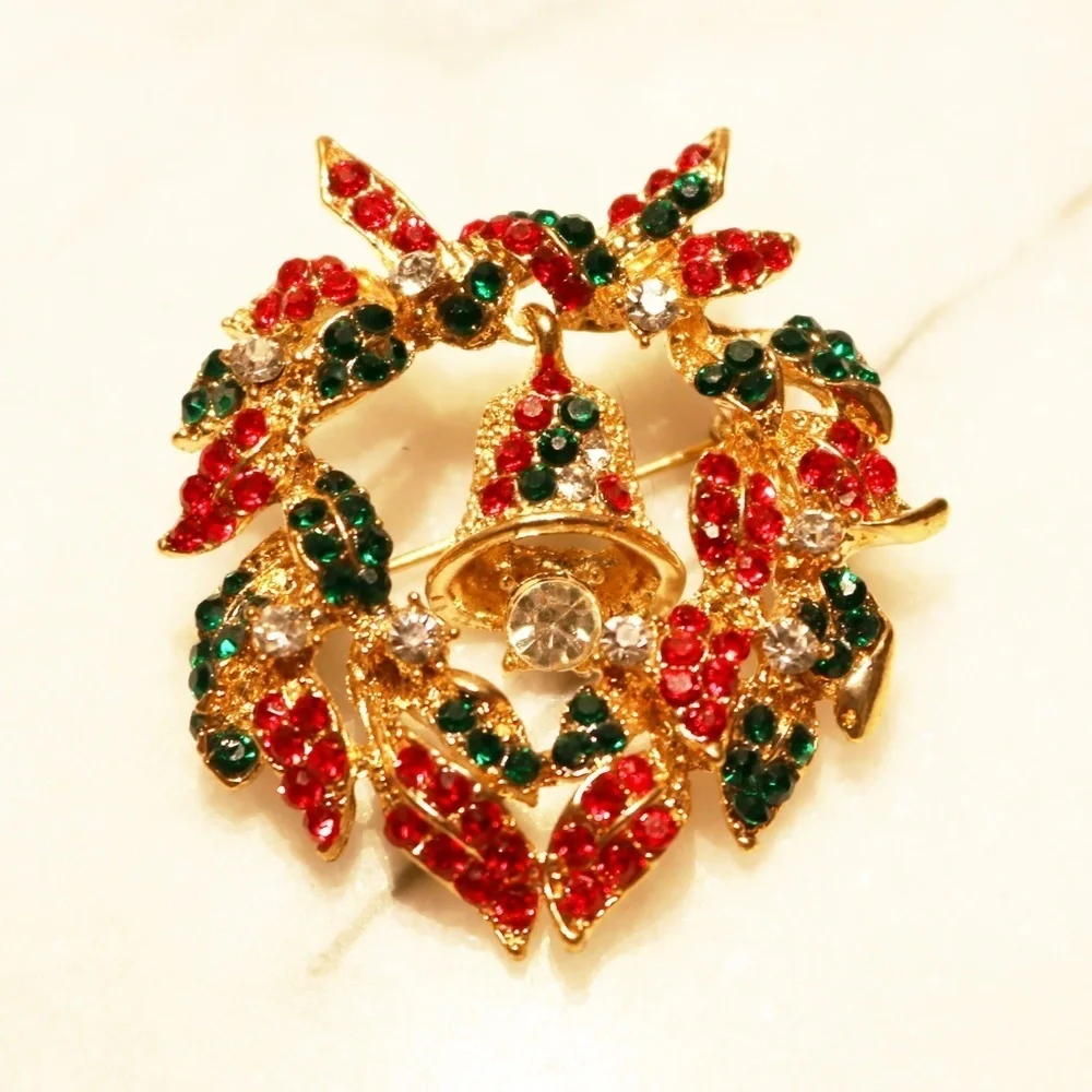 🎄💫 Crystal Encrusted Holiday Wreath Brooch in Gold Tone Setting 🎄✨